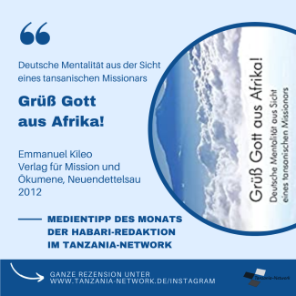 Schrift: Buchtipp des Monats: Grüß Gott aus Afrika - Deutsche Mentalität aus der Sicht eines tansanischen Missionars. Zu sehen ist das Buchcover, das den Kilimanjaro und die bayrischen Alpen zeigt.